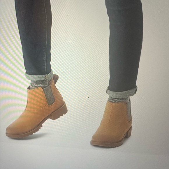 Sorel Emelie II Chelsea Boots, Size 6 1/2 - Picture 2 of 6